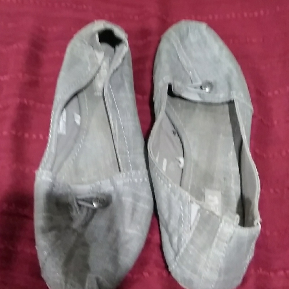 Tom's shimmering gray shoe